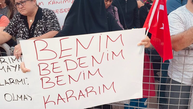 Aşı karşıtları mitinginde dikkat çekici pankartlar