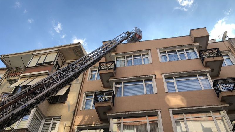 Pendik'te 5 katlı binada çatı yangını