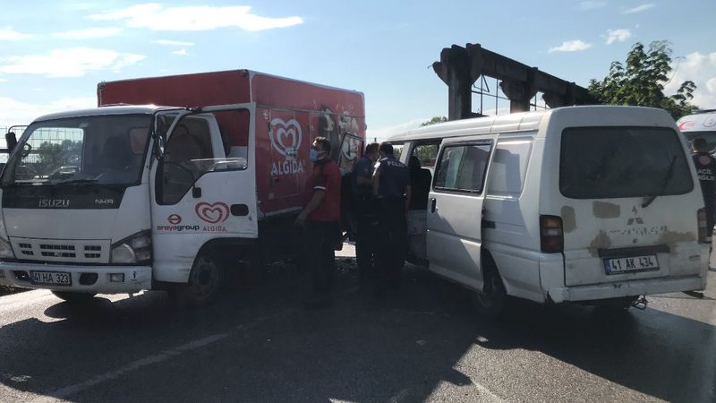 Kocaeli'de kamyon ve panelvan çarpıştı