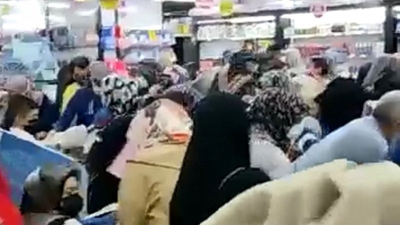 Elazığ'da indirimli halı satışı koronavirüsü unutturdu