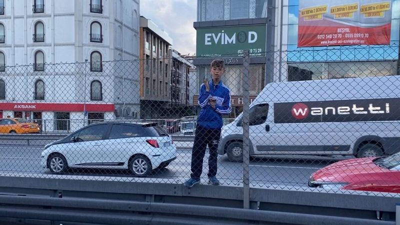 Küçükçekmece’de çocukların trafik ortasındaki tehlikeli oyunu