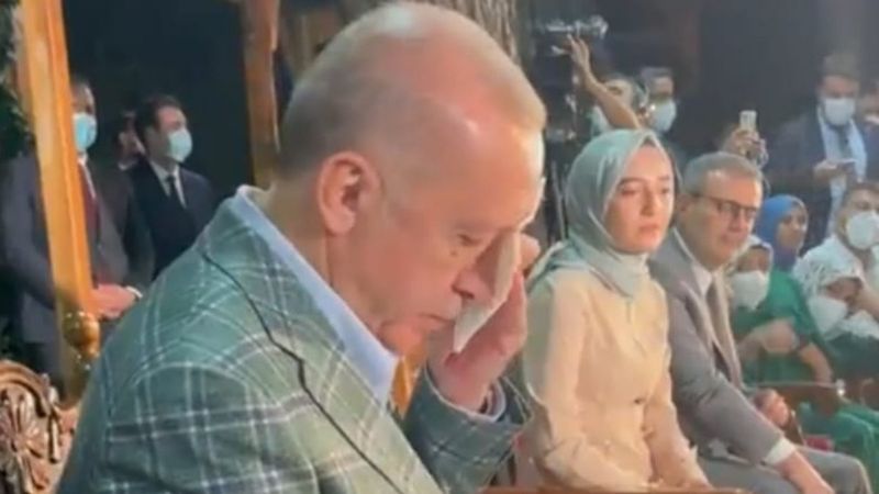 Cumhurbaşkanı Erdoğan, 22 yıl önce seslendirdiği şiiri dinleyince gözyaşlarına hakim olamadı