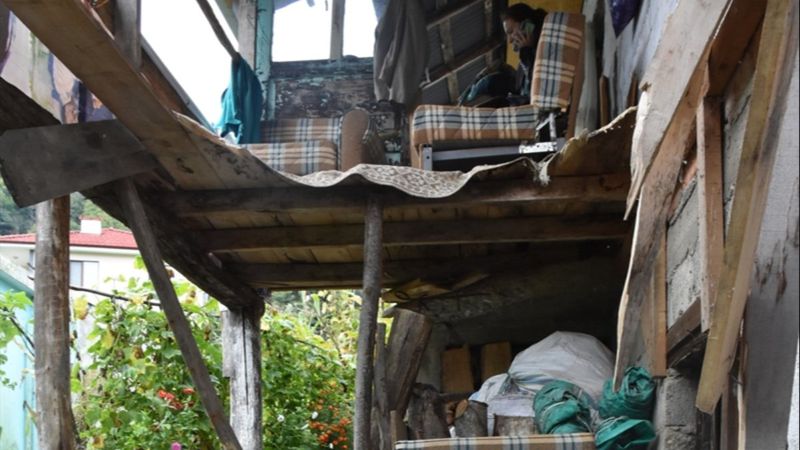 Bartın'da cenaze evinin balkonunda çökme meydana geldi