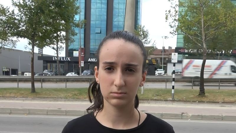 Bursa'da annesi kazada ölen genç kız, üst geçit istedi