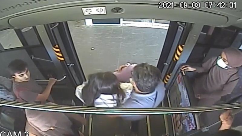 Bingöl'de otobüste baygınlık geçiren kız, hastaneye bırakıldı