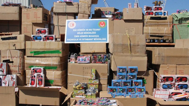 İzmir'de kaçak oyuncak operasyonu