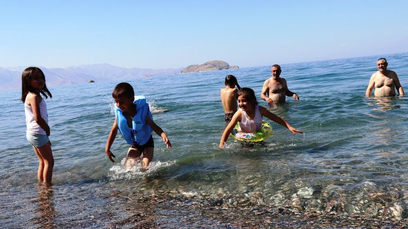 Van Gölü’nde yüzme keyfi sürüyor