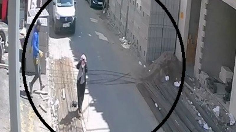 Çorum'da yolda yürüyen kadının üzerine demir düştü