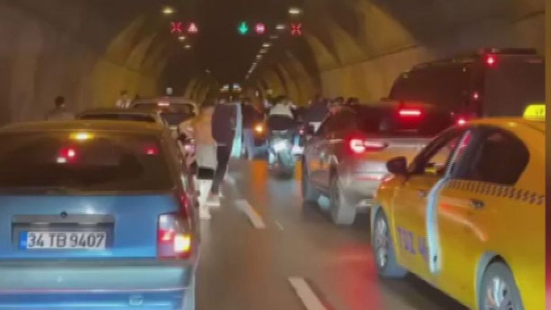 Asker uğurlayan magandalar Kağıthane Tüneli'ni trafiğe kapattı