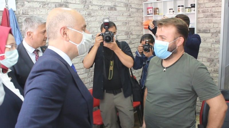 Adil Karaismailoğlu’nun Tekirdağ’da berber ile güldüren diyaloğu