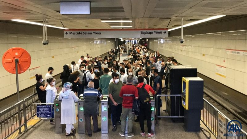 İstanbul’da tramvay arızası: Yolcular raylarda yürüdü