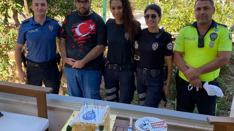 Muğla'da polis, engelli gence doğum günü sürprizi yaptı