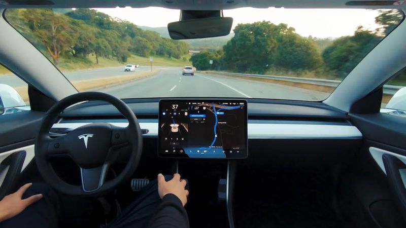 Elon Musk: Tesla otopilot daha güvenli olacak