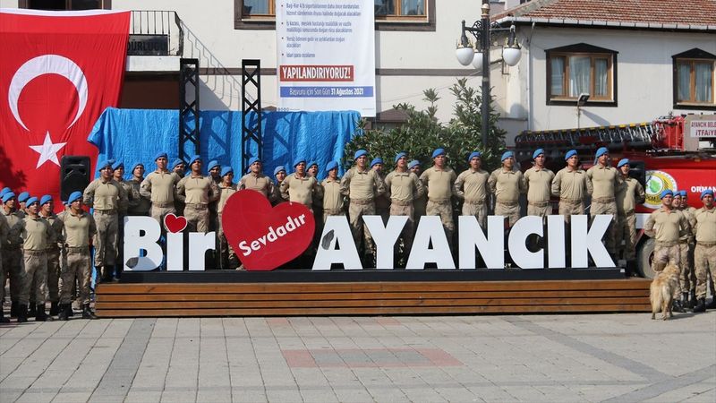 Sinop'ta görev yapan komandolar ilçeden alkışlarla uğurlandı