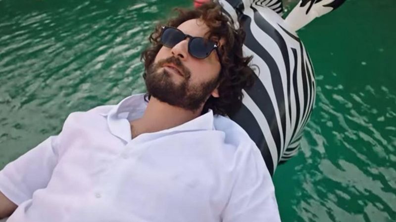 Masumlar Apartmanı'nda Han'ın okuduğu şiir: Kanadı Kırık Bir Akşam