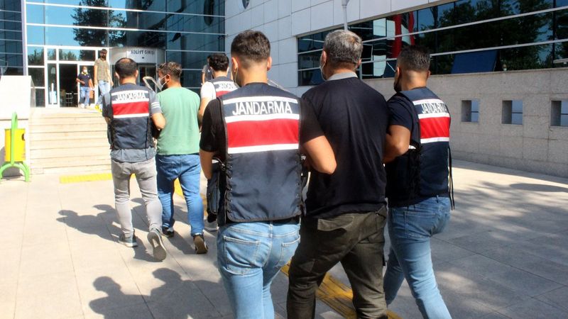 Terör örgütüne finans sağlayan 2 kişi tutuklandı