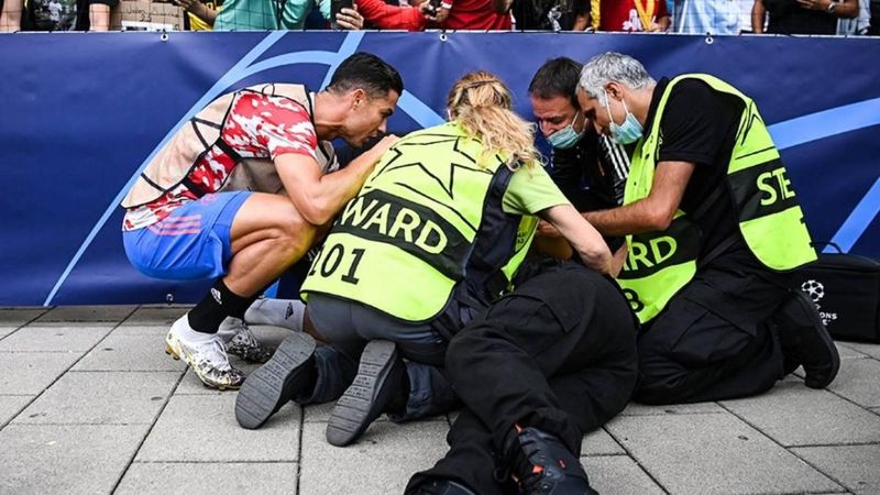 Ronaldo, bayılttığı güvenlik görevlisine forma hediye etti