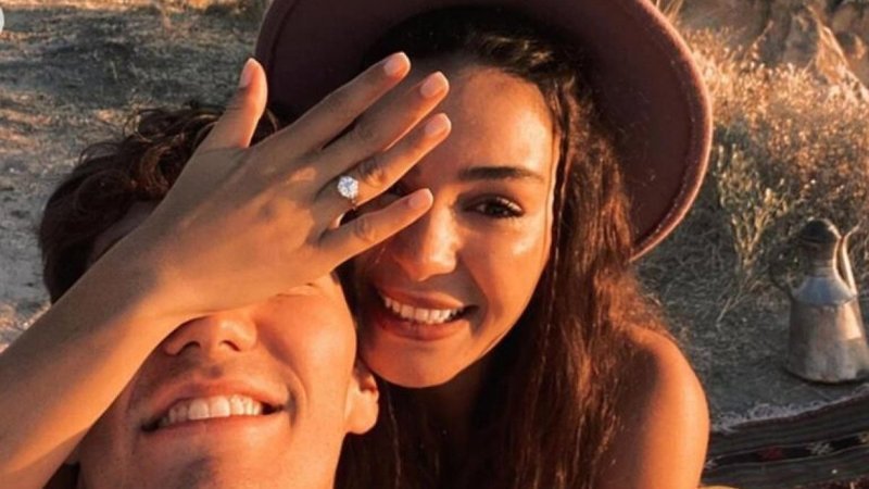 Ebru Şahin tektaşı taktı! Yüzüğün değeri dudak uçuklattı