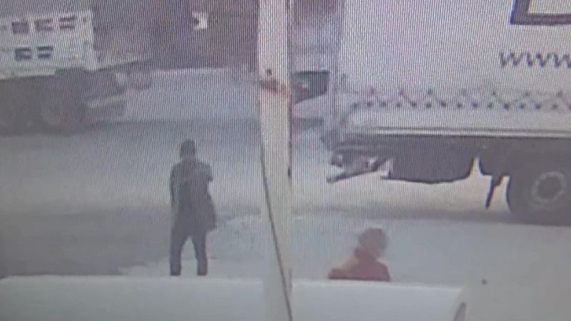 Tekirdağ’da tıra kaçak binmeye çalışan 2 göçmen, bekçiye silah çekti