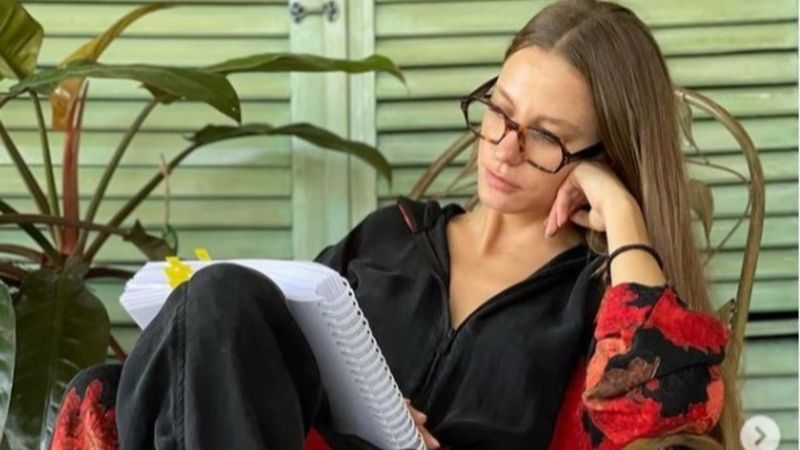 Senaryoyu eline aldı! Serenay Sarıkaya'dan 'Şahmeran' paylaşımı: Geliyor gelmekte olan...