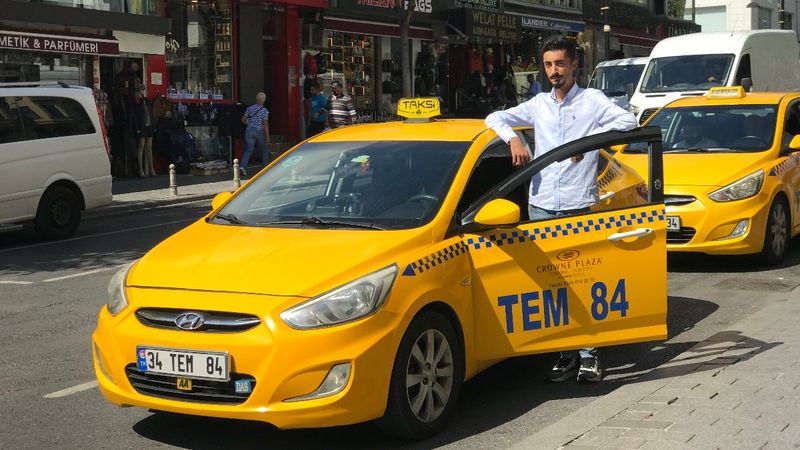 İstanbul’da taksi sürücüsü, araçta unutulan paraları sahiplerine ulaştırdı