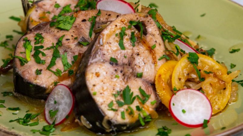 Buğulamasıyla bir başka: Soğanlı palamut tarifi