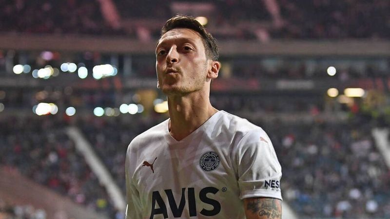 Mesut Özil'den Frankfurt taraftarlarına öpücük