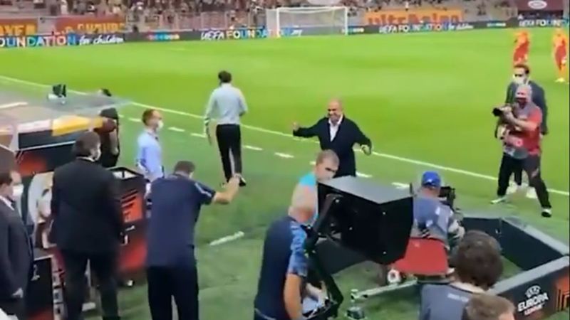 Sarri, Terim'in önünde eğildi