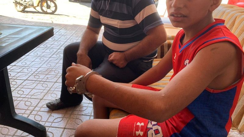 Mardin'de bileğine taktığı kelepçeyi itfaiye çıkardı