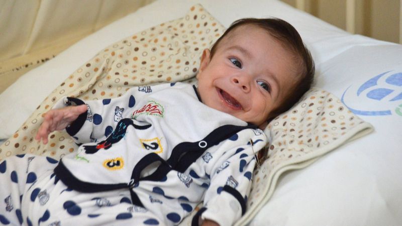 Adana’da, kalbi dışarıda doğan ‘mucize bebek’ yaşama tutundu