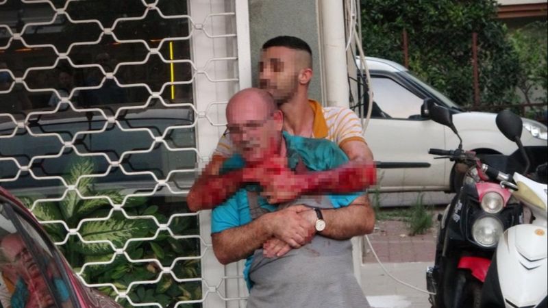 Antalya'da garson ustasını rehin aldı