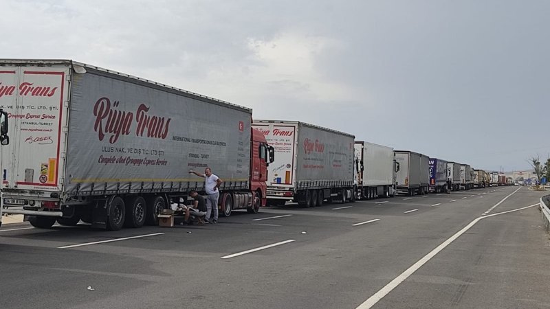 Göçmenler tır kuyruklarını hedef alıyor