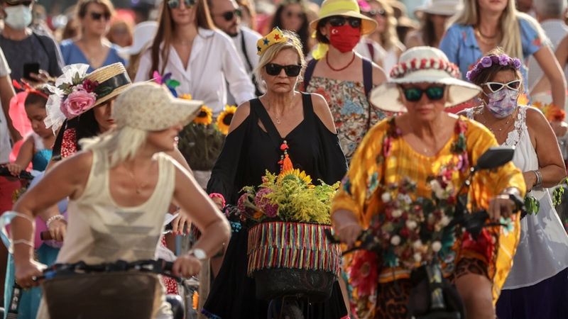 İzmir'de Süslü Kadınlar, pedal çevirdi