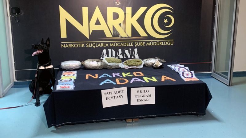Adana'daki narkotik köpeği, uyuşturucuyu buldu