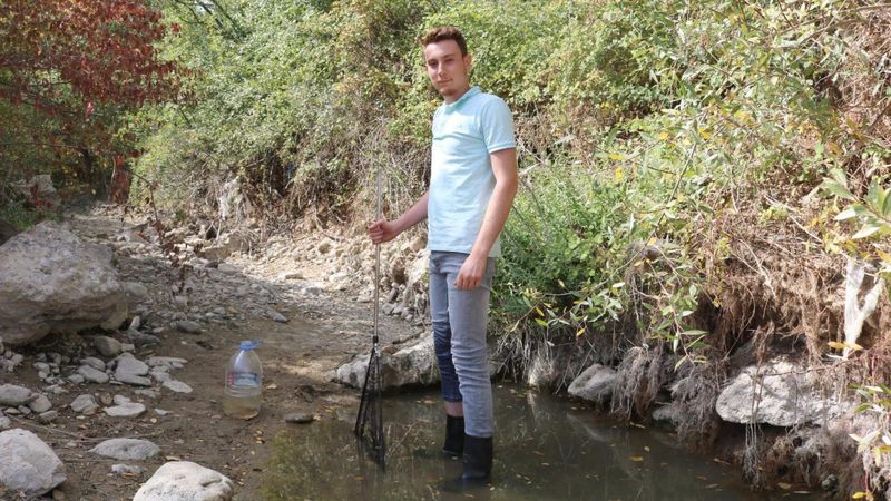 Kütahya'daki çevreci, balıklar ölmesin diye bir çaydan diğerine taşıdı