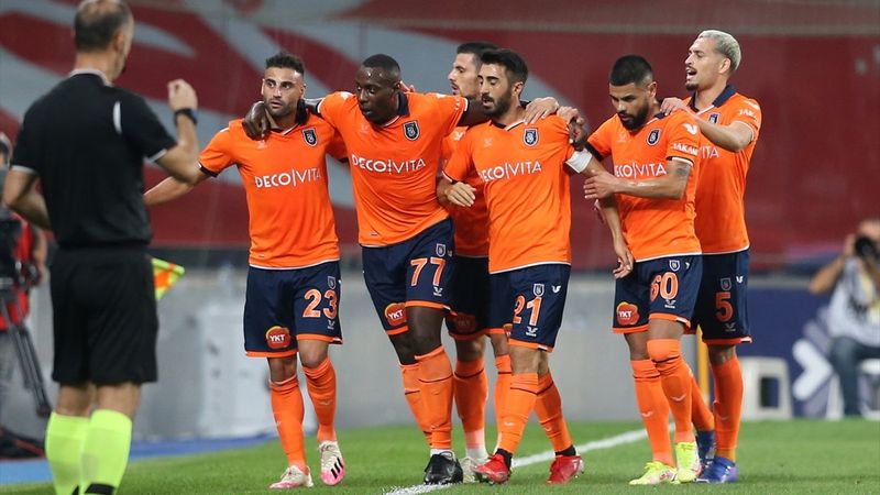 Başakşehir, Fenerbahçe'yi iki golle geçti