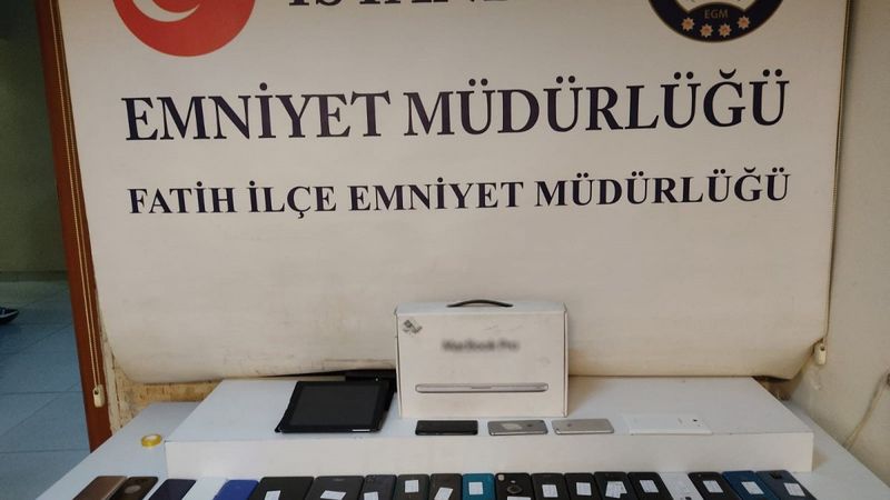 Fatih'te ekipler, 132 adet kaçak cep telefonuna el koydu
