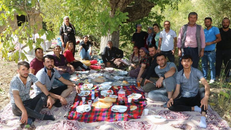 Hakkari'de terörden köyünü terk edenler, 150 araçla geri döndü