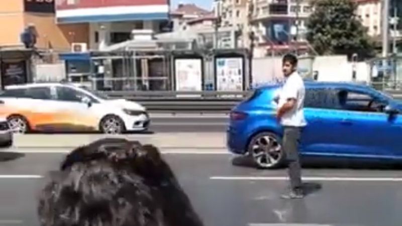 İstanbul'da yol ortasında namaz kılan provokatöre 'kıblen yanlış' tepkisi