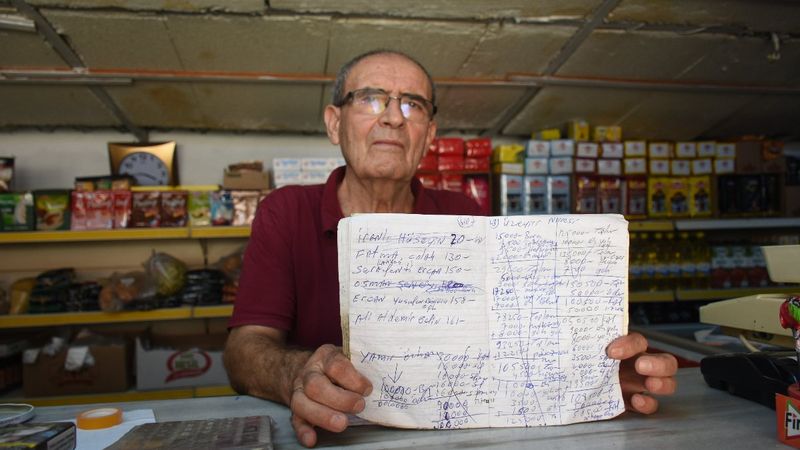 Balıkesir'de 90'lar kültürünü yaşatan bakkalda hala veresiye defteri tutuluyor