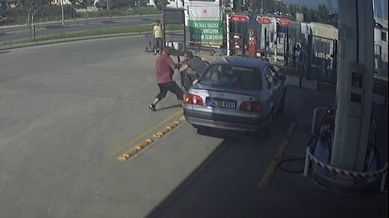 Sakarya’da, sürücüyü yaka paça dışarı atıp otomobili gasbetti