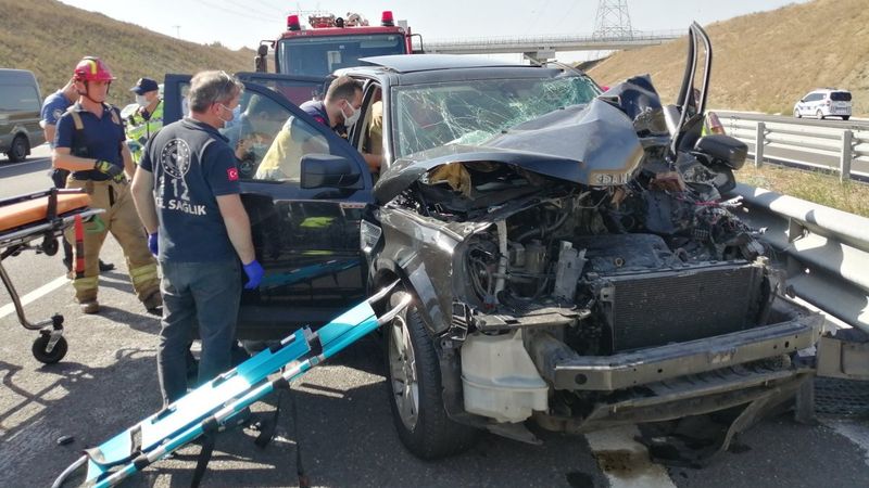 Tuzla’da kaza yapan cip sürücüsü, aracın içinde sıkıştı