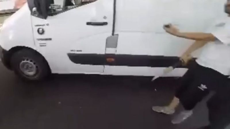 Sarıyer’de trafikte, ucuna bıçak bağlı sopa ile motosiklet sürücüsüne saldırdı