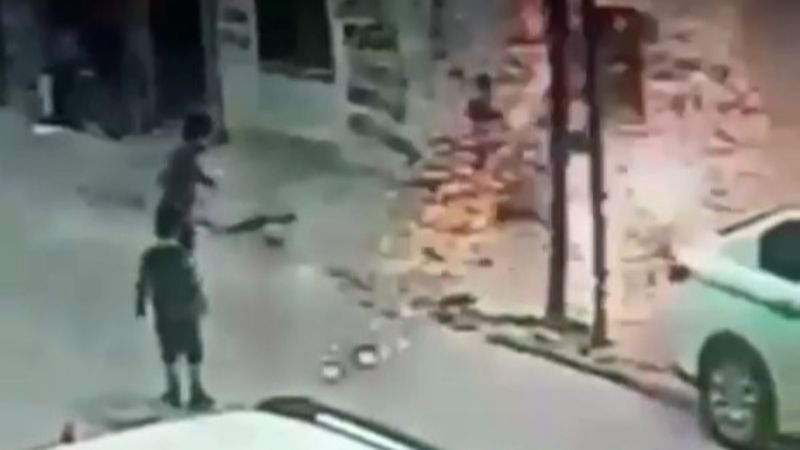 Esenyurt'ta küçük çocuk elektrik direğindeki kabloyla oynarken patlama yaşandı