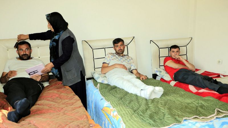 Hakkari'deki anne, 4 engelli çocuğuna hem annelik hem babalık yapıyor