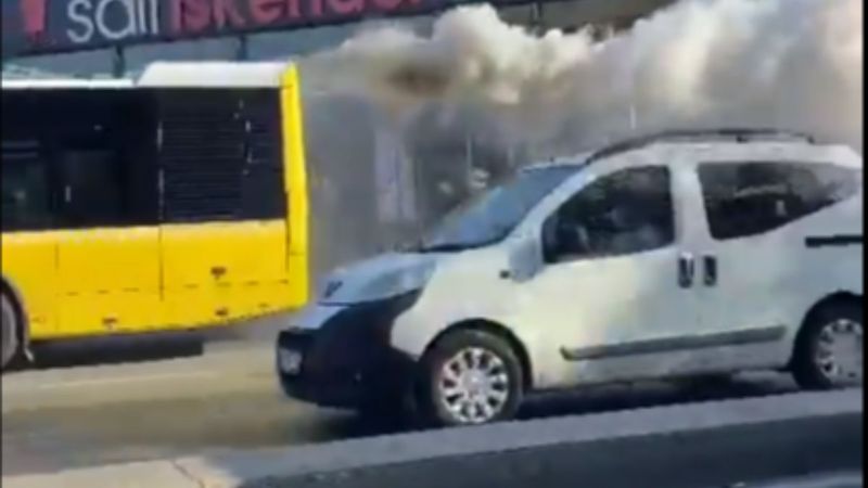 İstanbul'da arızalanan İETT, dumanlar çıkararak yoluna devam etti