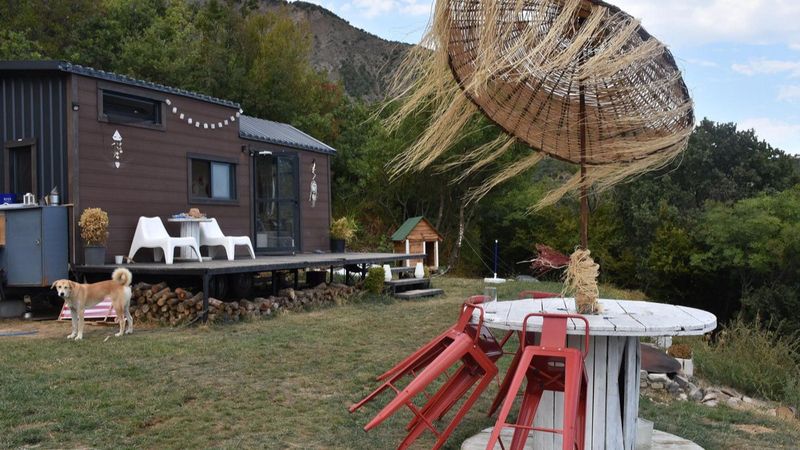 İstanbul'daki yaşamını geride bırakan çift, Tekirdağ'da dağ eteklerine yerleşti