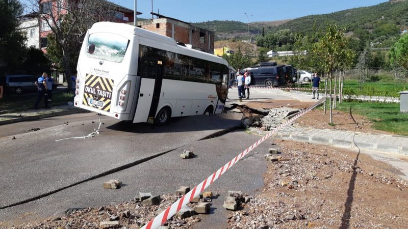 Kocaeli'de midibüs, su borusu patlayınca oluşan çukura girdi