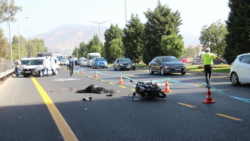 Aydın'da kasksız motosiklet sürücüsü, otobüse sürtüp düşerek vefat etti