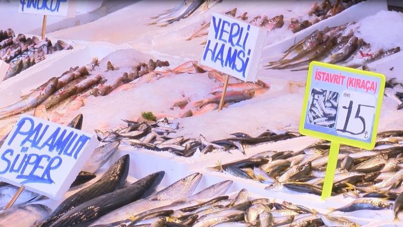 Trabzon'da hamsi, tezgahlardaki yerini aldı